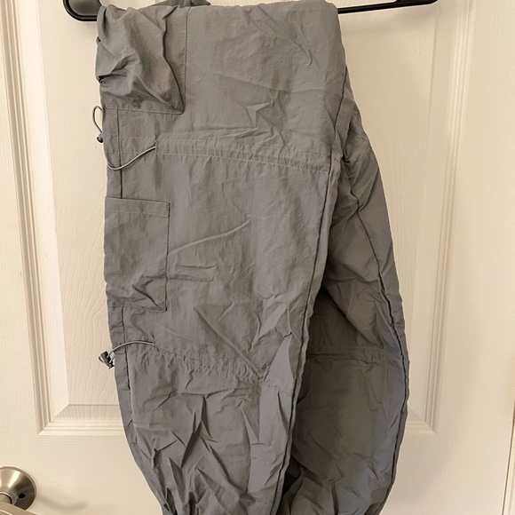 Halara Wind Joggers, High wasted- Size XS. NEVER worn - Picture 2 of 3